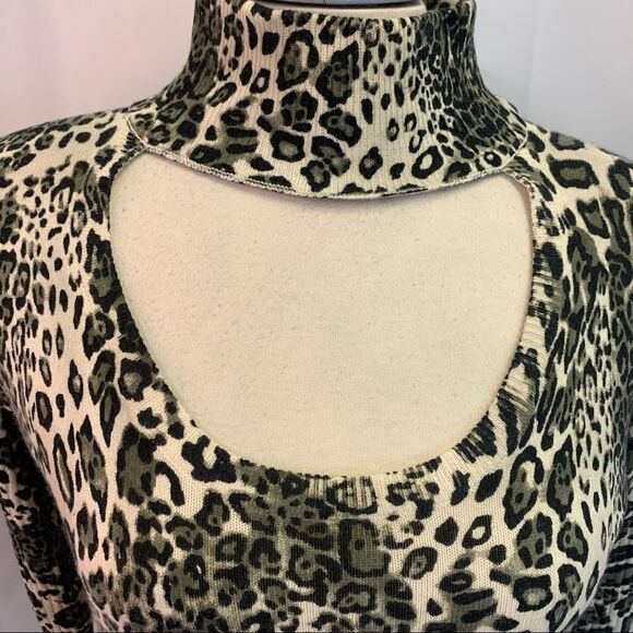 VENUS Green cream keyhole high neck long sleeve leopard cheetah print top size M - Picture 4 of 8